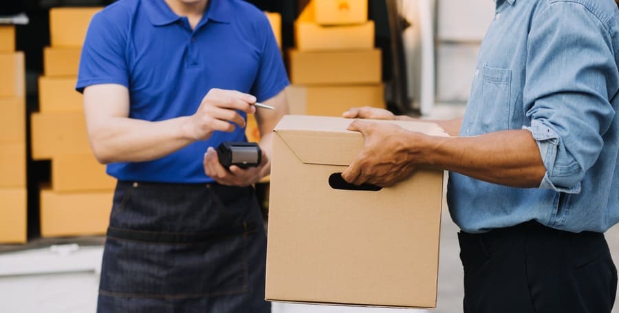 Hombre recibiendo caja