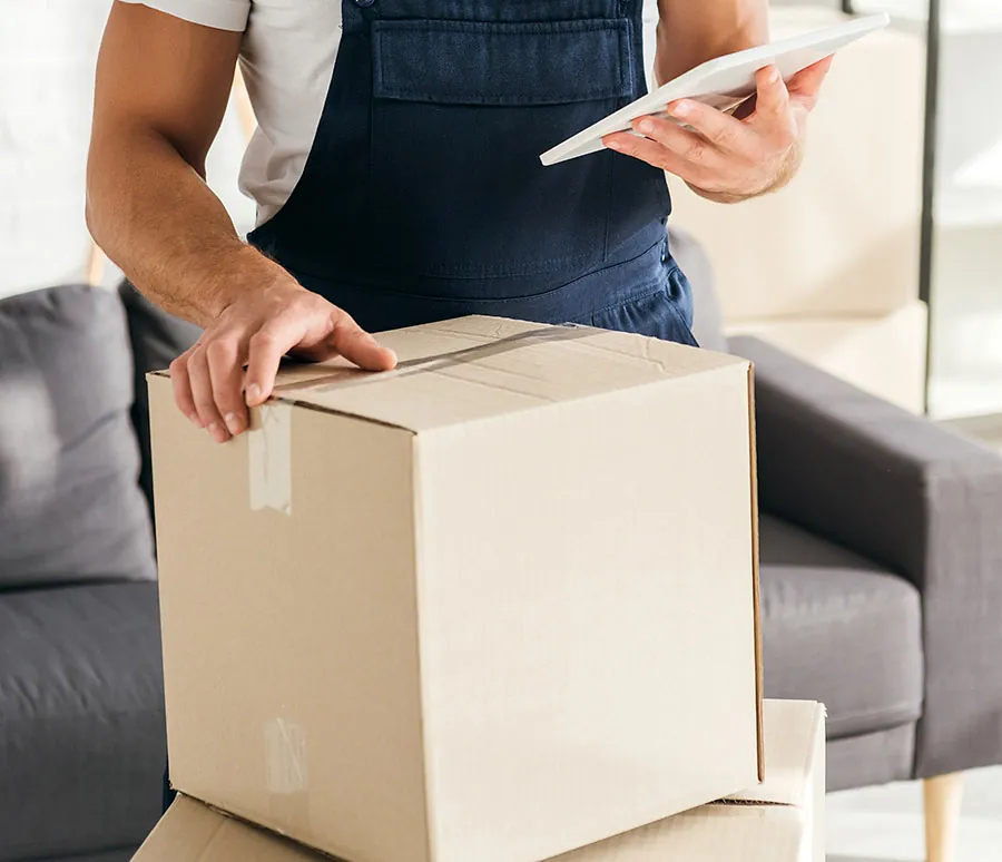 Hombre revisando caja